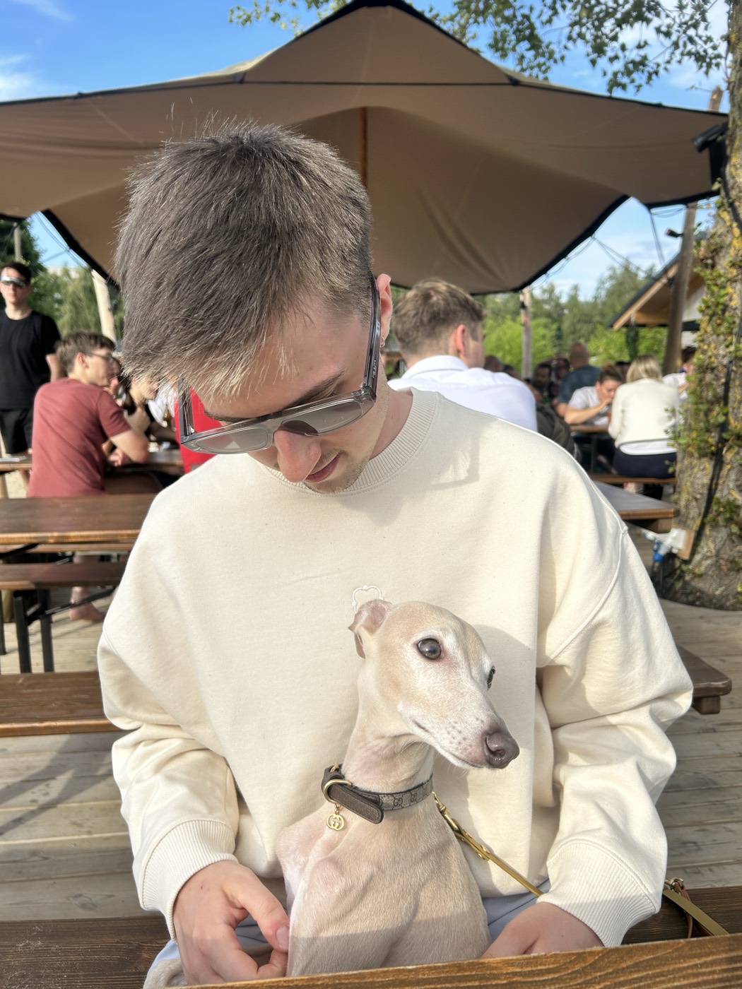 Luca mit Helo auf dem Arm